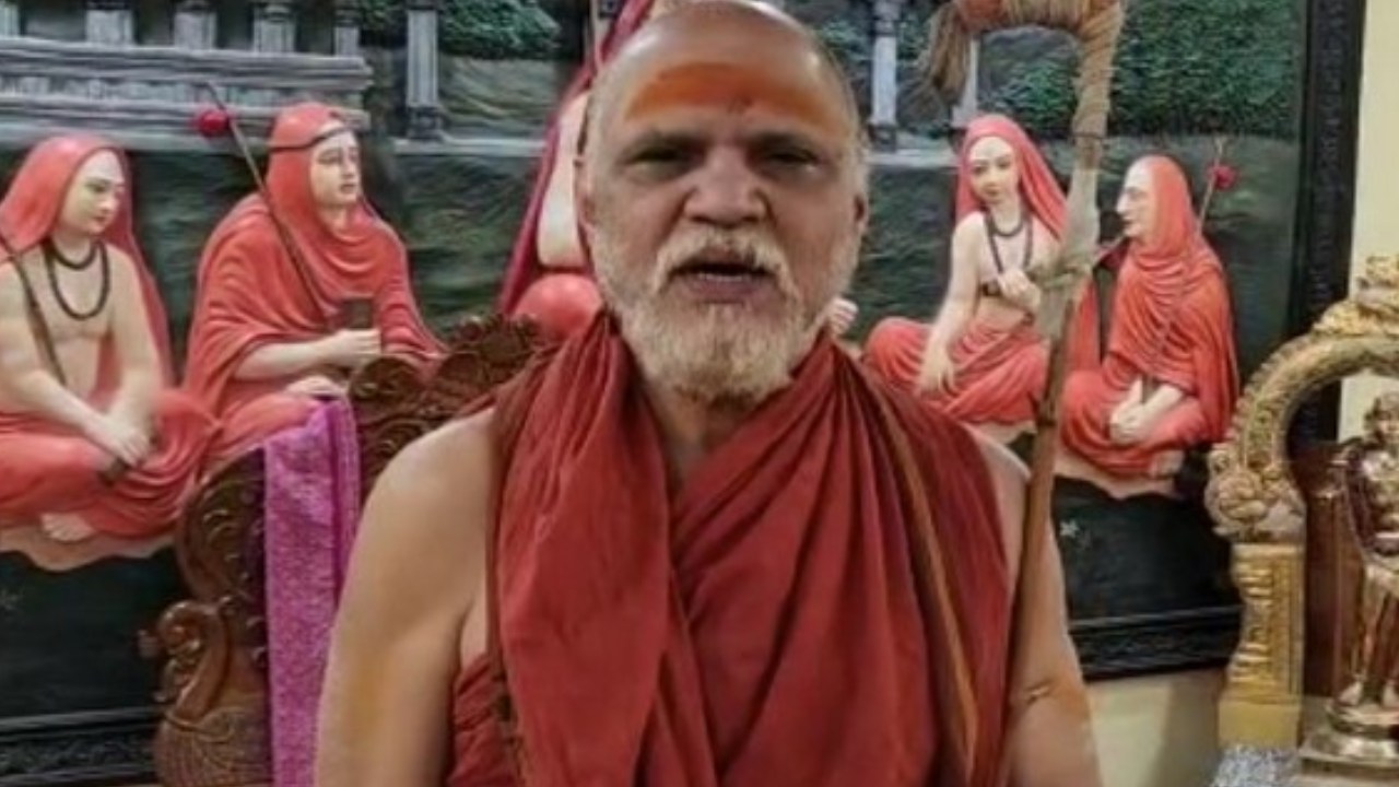 Swaroopa Nandendra Saraswati : స్వరూపానందేంద్ర స్వామి కీలక నిర్ణయం.. వచ్చే ఏడాది నుంచి హైదరాబాద్ లోనే .. Swaroopa Nandendra Saraswati : స్వరూపానందేంద్ర స్వామి కీలక నిర్ణయం.. వచ్చే ఏడాది నుంచి హైదరాబాద్ లోనే ..