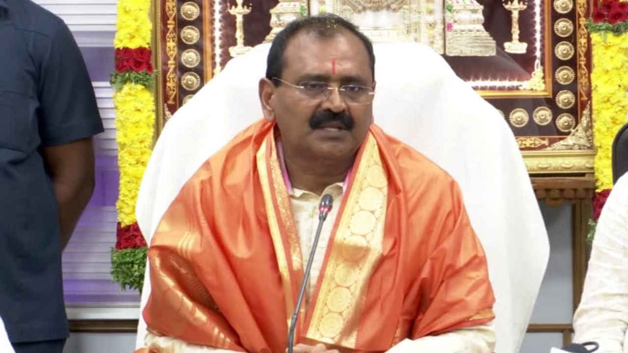 TTD Chairman Karunakar Reddy : అర్హత ఉన్న ఉద్యోగులను రెగ్యులరైజ్ చేస్తాం.. టీటీడీ పాలక మండలి కీలక నిర్ణయాలు ఇవే.. TTD Chairman Karunakar Reddy : అర్హత ఉన్న ఉద్యోగులను రెగ్యులరైజ్ చేస్తాం.. టీటీడీ పాలక మండలి కీలక నిర్ణయాలు ఇవే..