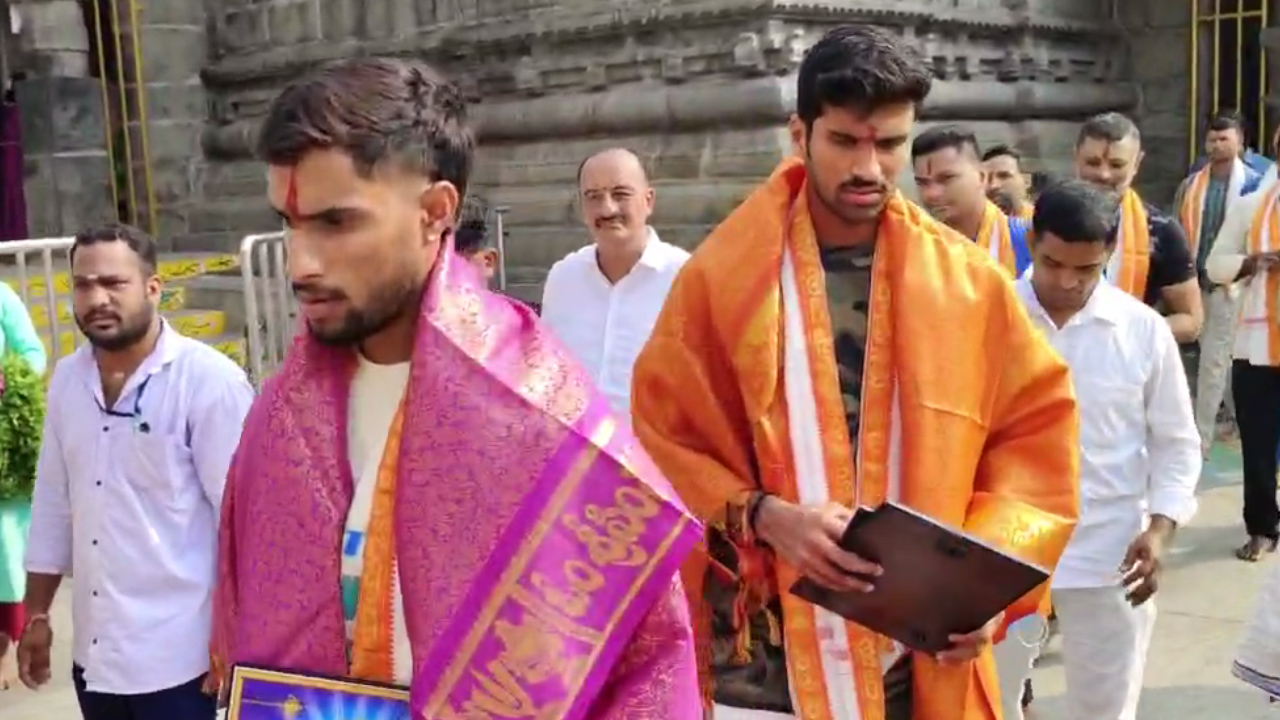 Simhadri Appanna : సింహాచలం సింహాద్రి అప్పన్నను దర్శించుకున్న టీమిండియా సభ్యులు Simhadri Appanna : సింహాచలం సింహాద్రి అప్పన్నను దర్శించుకున్న టీమిండియా సభ్యులు