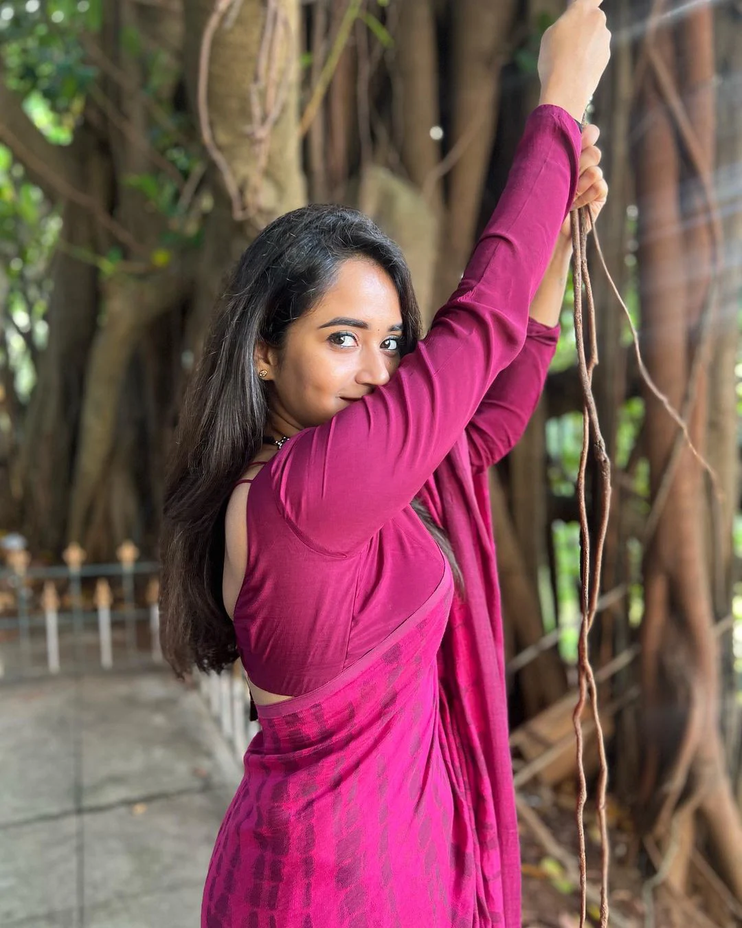 Telugu Actress Deepthi Sunaina shares her latest saree photos