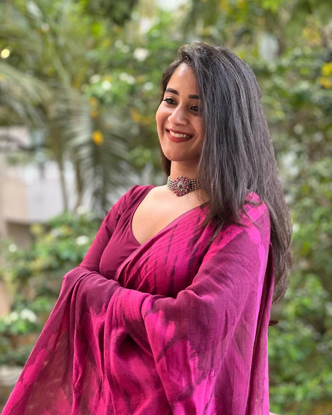 Telugu Actress Deepthi Sunaina shares her latest saree photos