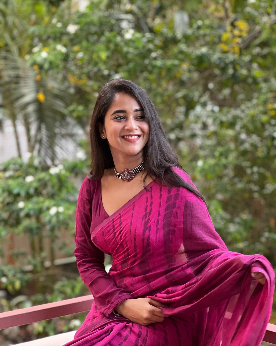 Telugu Actress Deepthi Sunaina shares her latest saree photos