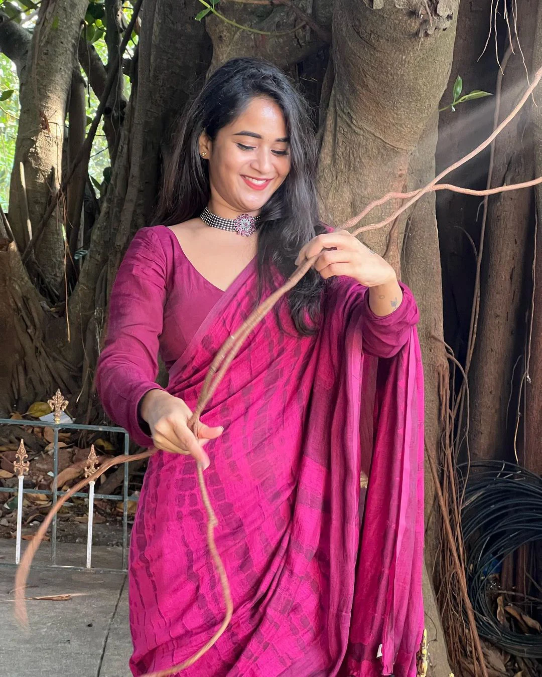 Telugu Actress Deepthi Sunaina shares her latest saree photos
