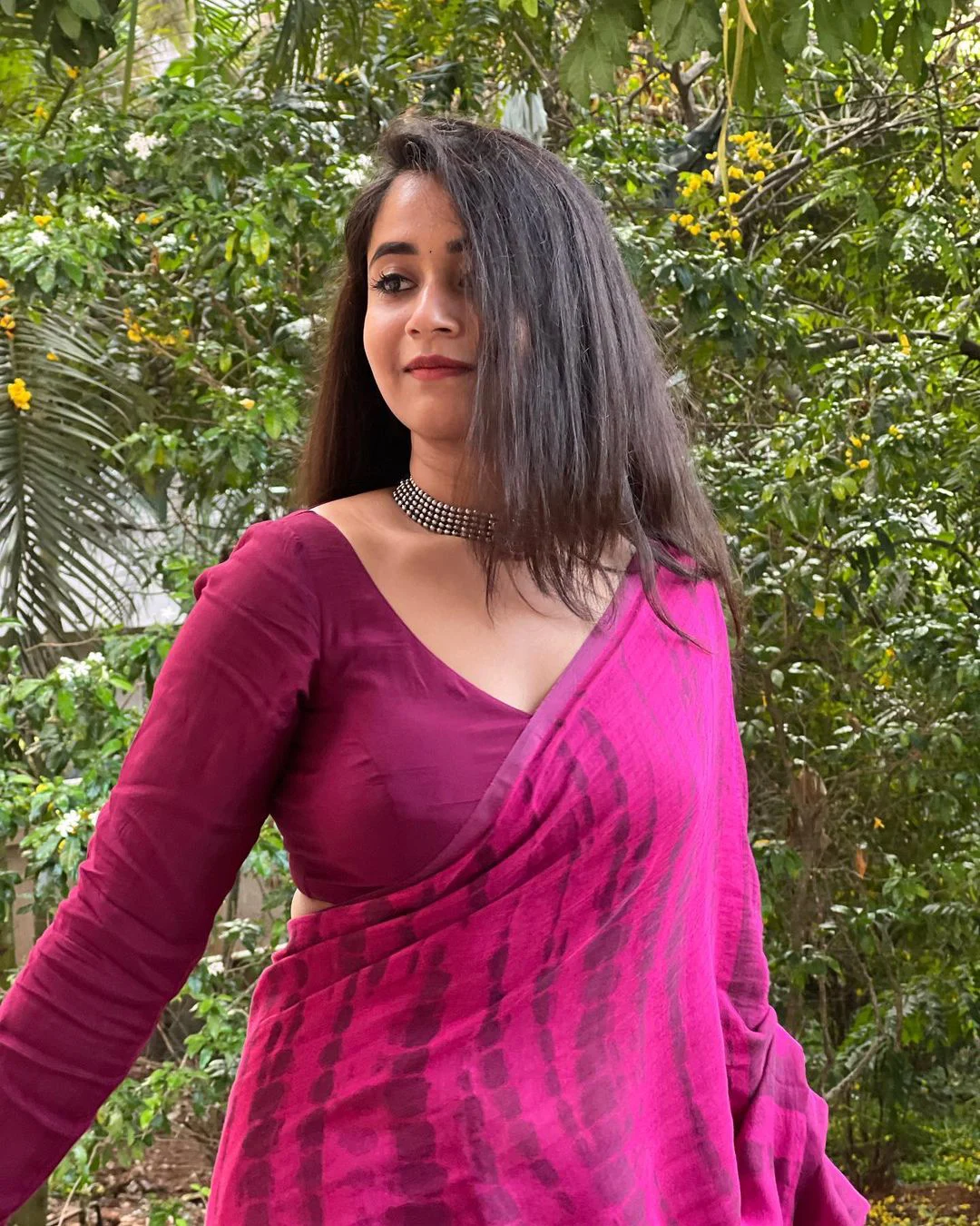 Telugu Actress Deepthi Sunaina shares her latest saree photos