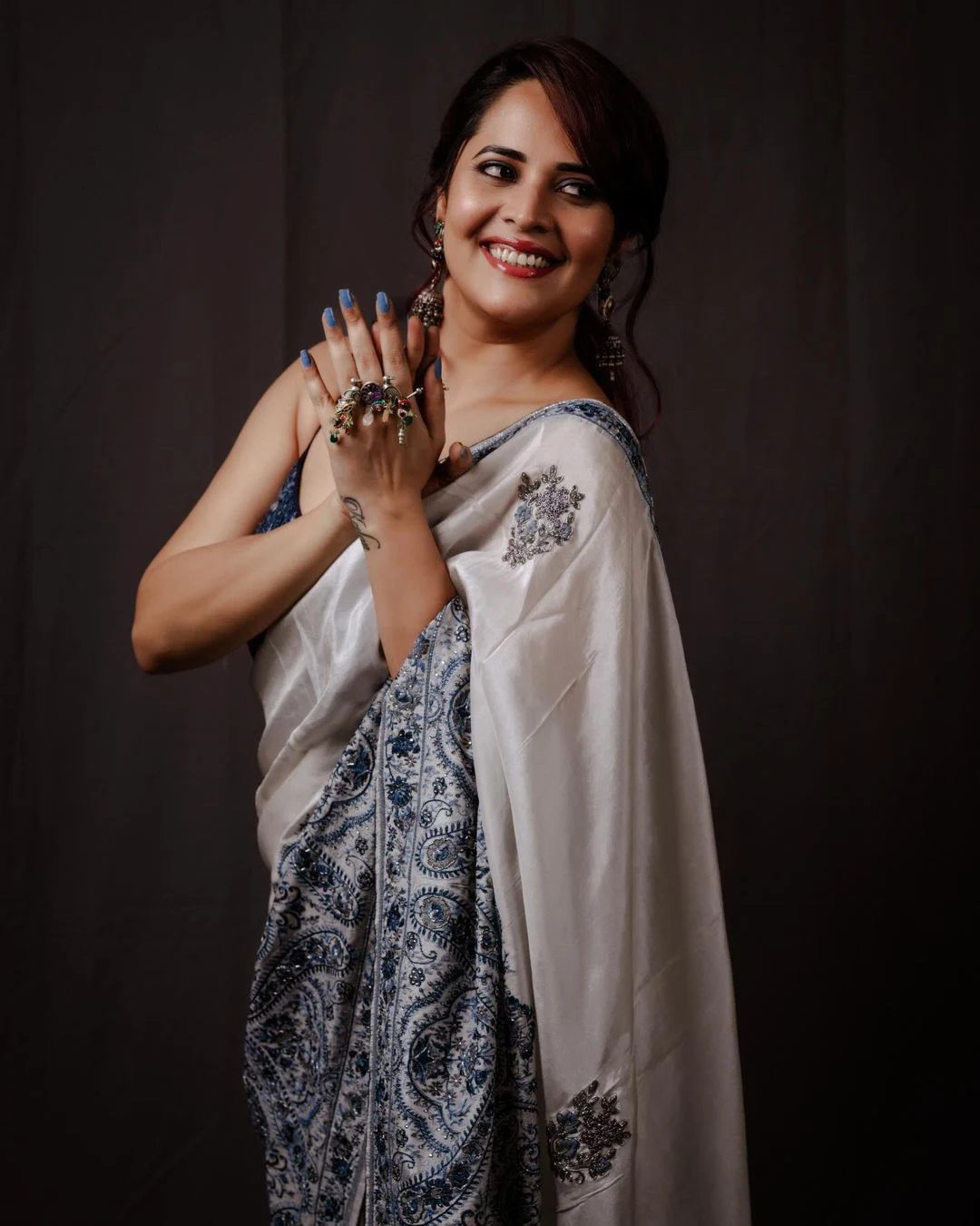 Tollywood Actress Anasuya Bharadwaj Mesmerizing Saree Photoshoot