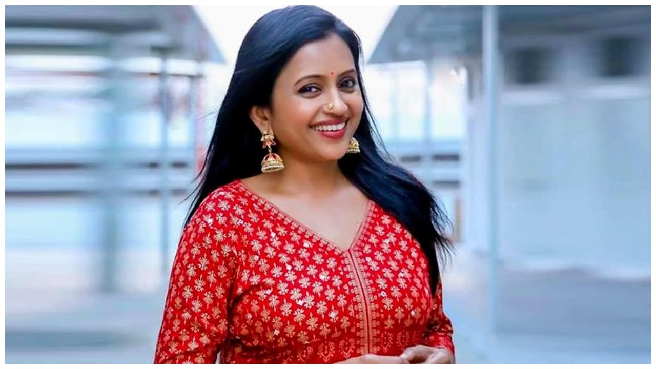 Anchor Suma : సుమ కంప్లీట్ ఫ్యామిలీ ఫోటో చూశారా..? ఈ ఫ్రేమ్ కోసమే ఎదురు చూస్తున్నాం అక్కా..! Anchor Suma : సుమ కంప్లీట్ ఫ్యామిలీ ఫోటో చూశారా..? ఈ ఫ్రేమ్ కోసమే ఎదురు చూస్తున్నాం అక్కా..!