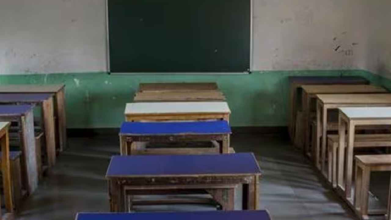 Teachers Molestation : ప్రభుత్వ పాఠశాలలో దారుణం.. 5వ తరగతి విద్యార్థినిపై టీచర్ల లైంగిక దాడి, టాయ్లెట్కి లాక్కెళ్లి Teachers Molestation : ప్రభుత్వ పాఠశాలలో దారుణం.. 5వ తరగతి విద్యార్థినిపై టీచర్ల లైంగిక దాడి, టాయ్లెట్కి లాక్కెళ్లి