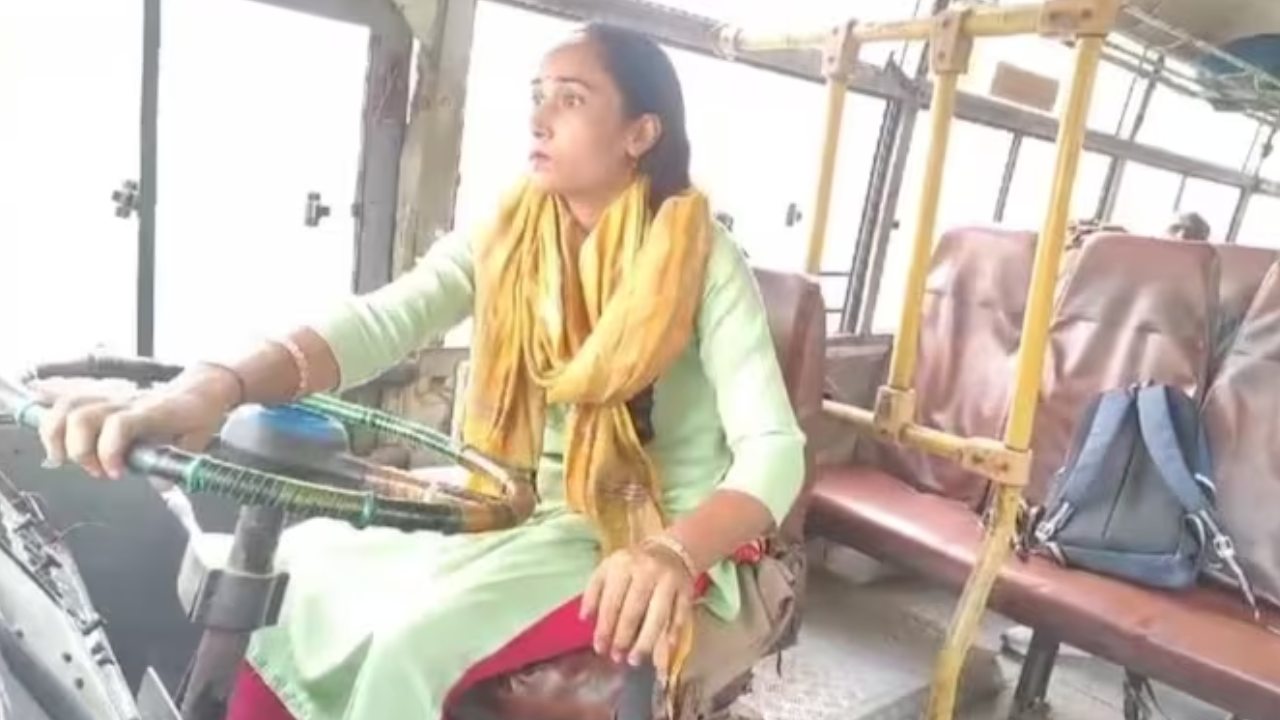 Woman Bus Driver : బస్సు డ్రైవర్గా భార్య.. కండక్టర్గా భర్త.. ఇంట్రస్టింగ్ స్టోరీ! Woman Bus Driver : బస్సు డ్రైవర్గా భార్య.. కండక్టర్గా భర్త.. ఇంట్రస్టింగ్ స్టోరీ!