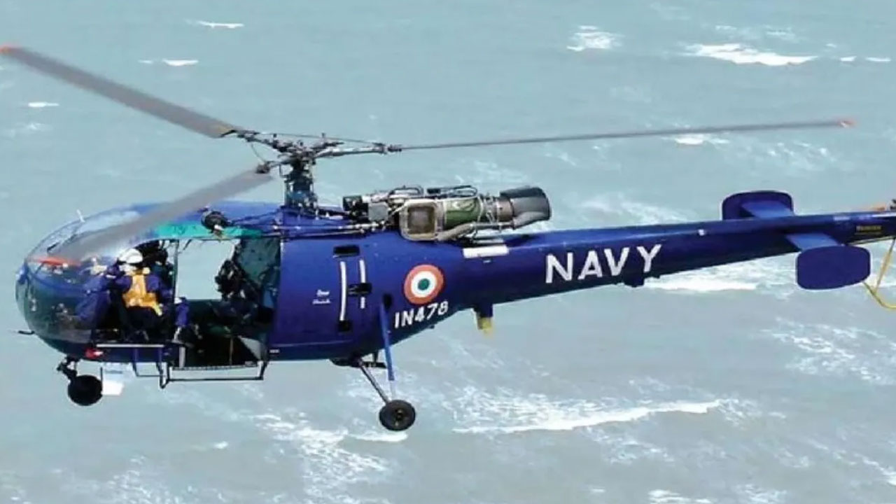 Chetak Helicopter Crash: కేరళలో పెను ప్రమాదం.. కొచ్చిలో నేవీ హెలికాప్టర్ కూలి ఒకరు మృతి Chetak Helicopter Crash: కేరళలో పెను ప్రమాదం.. కొచ్చిలో నేవీ హెలికాప్టర్ కూలి ఒకరు మృతి
