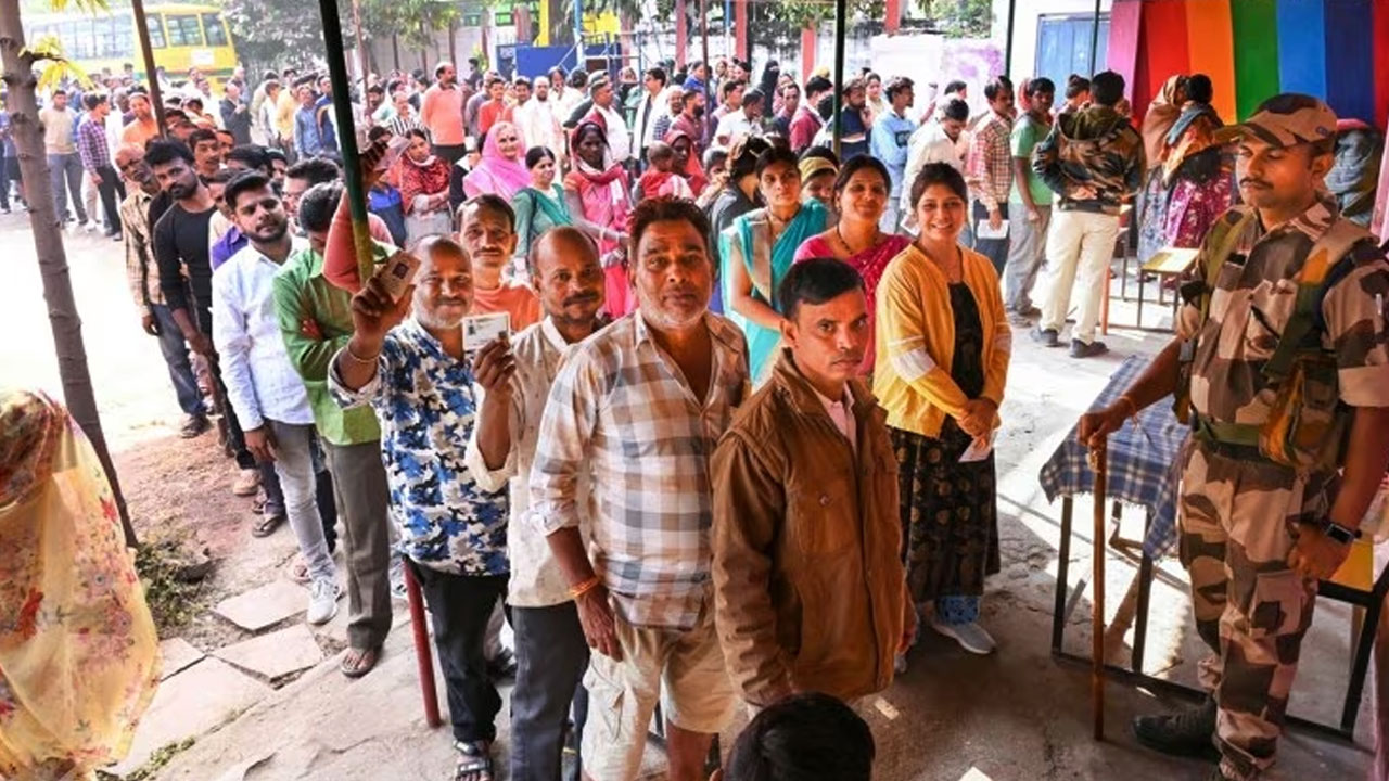Assembly Elections 2023: రాజస్థాన్లో గంట గంటకూ పెరిగిన ఓటింగ్.. కాంగ్రెస్, బీజేపీలో ఎవరికి లాభం, ఎవరికి నష్టం? Assembly Elections 2023: రాజస్థాన్లో గంట గంటకూ పెరిగిన ఓటింగ్.. కాంగ్రెస్, బీజేపీలో ఎవరికి లాభం, ఎవరికి నష్టం?