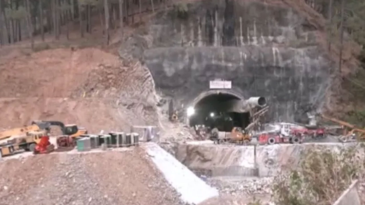 Rat Hole Mining: ఉత్తరకాశీ సొరంగ ప్రమాదం పనుల్లో డ్రిల్లింగ్ మిషన్ ఫెయిల్.. కార్మికుల్ని రక్షించేందుకు రంగంలోకి ఎలుక మైనర్ల బృందం Rat Hole Mining: ఉత్తరకాశీ సొరంగ ప్రమాదం పనుల్లో డ్రిల్లింగ్ మిషన్ ఫెయిల్.. కార్మికుల్ని రక్షించేందుకు రంగంలోకి ఎలుక మైనర్ల బృందం