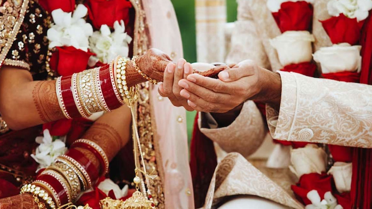 Bride Ran Away With Cash: పెళ్లి కాగానే పారిపోయిన దొంగ పెళ్లికూతురు.. తిరగబడ్డ పెళ్లి కొడుకుకు కరెంట్ షాక్ Bride Ran Away With Cash: పెళ్లి కాగానే పారిపోయిన దొంగ పెళ్లికూతురు.. తిరగబడ్డ పెళ్లి కొడుకుకు కరెంట్ షాక్