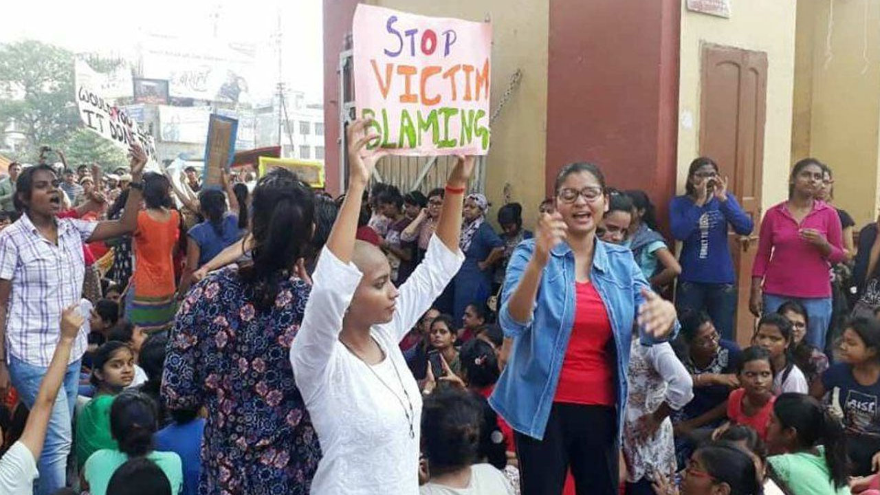 IIT BHU Student Molestation: వెలుగులోకి వచ్చిన దారుణం.. కాశీ ఐఐటీ బీహెచ్యూ విద్యార్థినిపై సామూహిక అత్యాచారం IIT BHU Student Molestation: వెలుగులోకి వచ్చిన దారుణం.. కాశీ ఐఐటీ బీహెచ్యూ విద్యార్థినిపై సామూహిక అత్యాచారం
