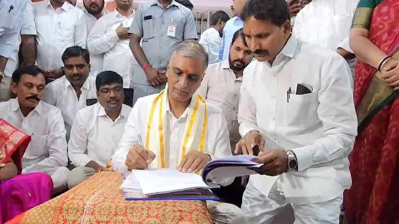 Assembly Elections 2023: మంత్రి హరీష్ రావు మీద రెండు క్రిమినల్ కేసులు, 11 కోట్ల అప్పు, 24 కోట్ల ఆస్తులు Assembly Elections 2023: మంత్రి హరీష్ రావు మీద రెండు క్రిమినల్ కేసులు, 11 కోట్ల అప్పు, 24 కోట్ల ఆస్తులు