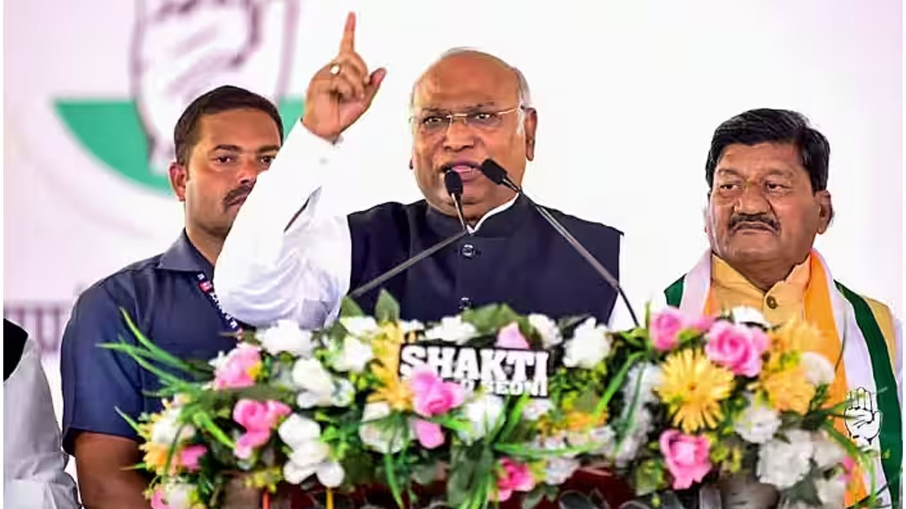 Assembly Elections 2023: కాంగ్రెస్ గెలిస్తే ఆయనే సీఎం.. ఆ వెంటనే తూచ్ అంటూ మాట మార్చిన కాంగ్రెస్ చీఫ్ ఖర్గే Assembly Elections 2023: కాంగ్రెస్ గెలిస్తే ఆయనే సీఎం.. ఆ వెంటనే తూచ్ అంటూ మాట మార్చిన కాంగ్రెస్ చీఫ్ ఖర్గే