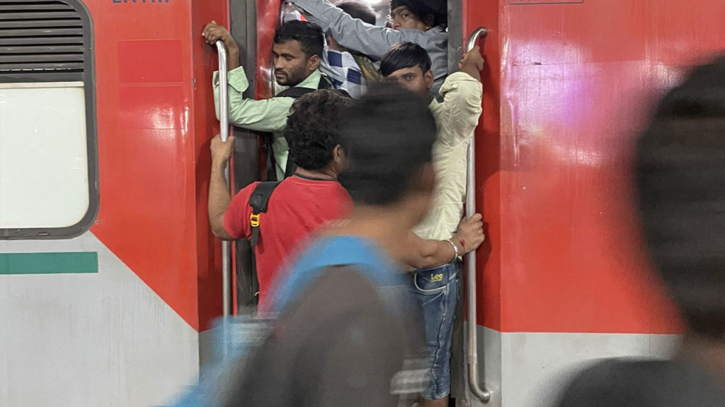 Man wants refund from Indian Railways for he have AC ticket but fails to board crowded train