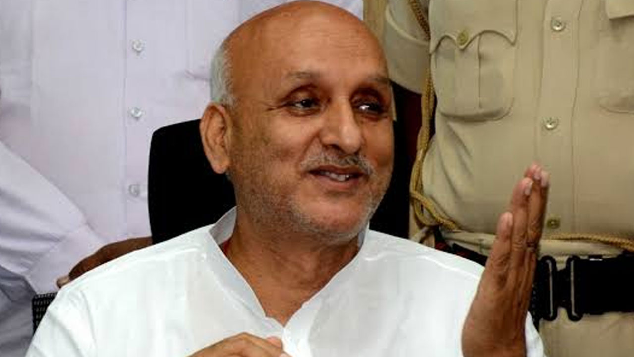 Sand Mafia: పోలీసులను ఇసుక ట్రాక్టర్తో తొక్కించి చంపిన మాఫియా.. దుర్మార్గంగా స్పందించిన మంత్రి Sand Mafia: పోలీసులను ఇసుక ట్రాక్టర్తో తొక్కించి చంపిన మాఫియా.. దుర్మార్గంగా స్పందించిన మంత్రి