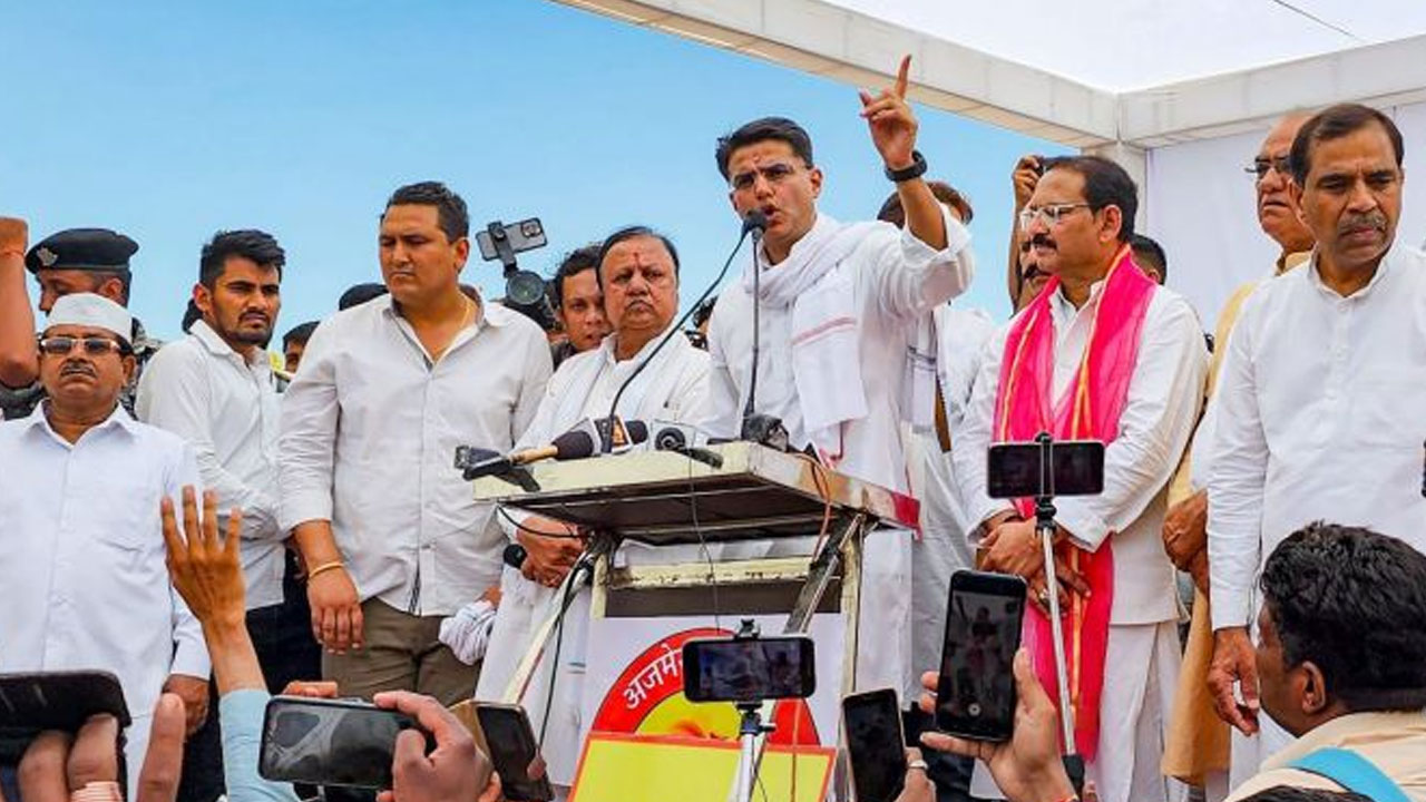 Assembly Elections 2023: రాజస్థాన్లో కాంగ్రెస్ పార్టీకి కొత్త కష్టాలు.. సచిన్ పైలట్ను సీఎం చేయకపోవడంపై బీజేపీ వైపు మళ్లిన గుర్జర్లు Assembly Elections 2023: రాజస్థాన్లో కాంగ్రెస్ పార్టీకి కొత్త కష్టాలు.. సచిన్ పైలట్ను సీఎం చేయకపోవడంపై బీజేపీ వైపు మళ్లిన గుర్జర్లు