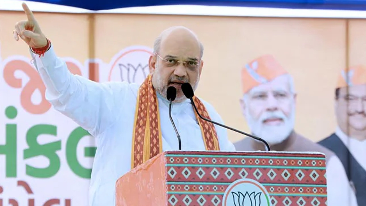Amit Shah Challenge to Mamata: చొరబాటుదారులకు ఓటర్ కార్డులు.. సీఏఏపై మమతా బెనర్జీకి ఛాలెంజ్ విసిరిన అమిత్ షా Amit Shah Challenge to Mamata: చొరబాటుదారులకు ఓటర్ కార్డులు.. సీఏఏపై మమతా బెనర్జీకి ఛాలెంజ్ విసిరిన అమిత్ షా