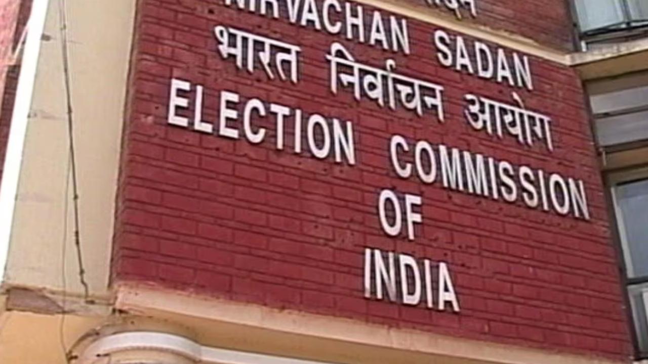 Telangana Polls: ముగ్గురు పోలీసు అధికారులపై EC సస్పెన్షన్ వేటు Telangana Polls: ముగ్గురు పోలీసు అధికారులపై EC సస్పెన్షన్ వేటు