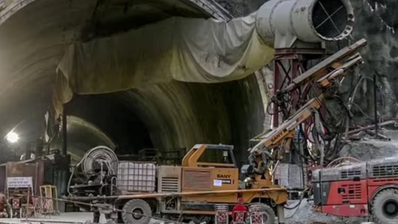 Uttarkashi Tunnel Collapse Updates : ఉత్తరకాశీ టన్నెల్లో కొనసాగుతున్న రెస్క్యూ ఆపరేషన్ పనులు .. రంగంలోకి రోబోలు Uttarkashi Tunnel Collapse Updates : ఉత్తరకాశీ టన్నెల్లో కొనసాగుతున్న రెస్క్యూ ఆపరేషన్ పనులు .. రంగంలోకి రోబోలు
