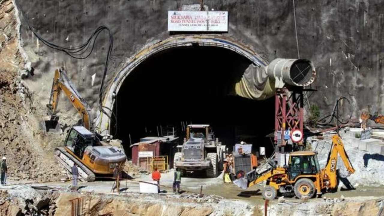 Uttarakhand Tunnel : ఉత్తరాఖండ్ టన్నెల్ లో చిక్కుకున్న 41 మంది కార్మికులు… 11 రోజులుగా కొనసాగుతున్న రెస్క్యూ ఆపరేషన్ Uttarakhand Tunnel : ఉత్తరాఖండ్ టన్నెల్ లో చిక్కుకున్న 41 మంది కార్మికులు… 11 రోజులుగా కొనసాగుతున్న రెస్క్యూ ఆపరేషన్