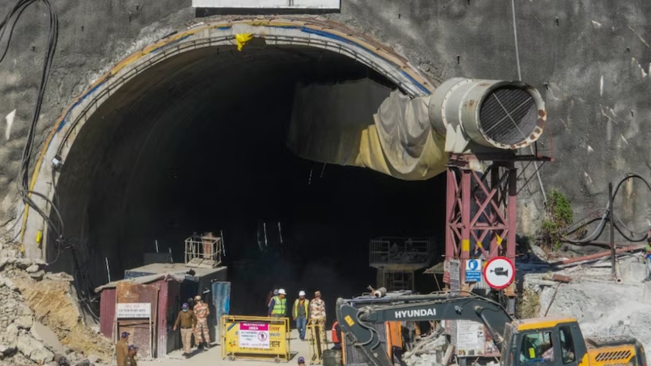 Tunnel Accident Rescue Update: రెస్క్యూ ఆపరేషన్ పనులకు పదేపదే అడ్డంకులు.. కార్మికుల కోసం కుటుంబ సభ్యుల ఎదురు చూపులు Tunnel Accident Rescue Update: రెస్క్యూ ఆపరేషన్ పనులకు పదేపదే అడ్డంకులు.. కార్మికుల కోసం కుటుంబ సభ్యుల ఎదురు చూపులు