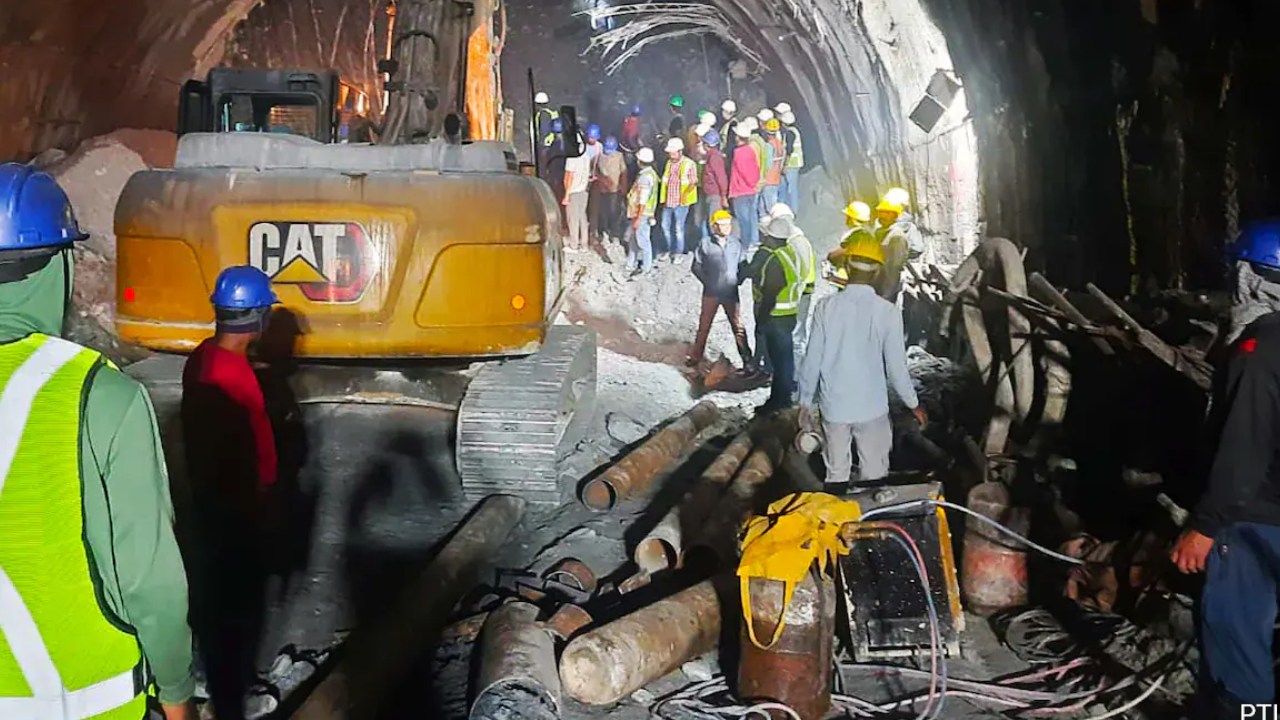 Uttarakhand Uttarkashi : సొరంగంలోనే కార్మికులు.. వాళ్లు బయటకు రావాలంటే డిసెంబర్ చివరి వారం వరకు సమయం పడుతుందా? Uttarakhand Uttarkashi : సొరంగంలోనే కార్మికులు.. వాళ్లు బయటకు రావాలంటే డిసెంబర్ చివరి వారం వరకు సమయం పడుతుందా?