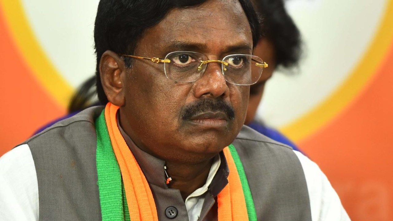 IT Raids : మాజీ ఎంపీ వివేక్ ఇంట్లో ఐటీ అధికారుల సోదాలు.. ఏకకాలంలో పలు చోట్ల తనిఖీలు IT Raids : మాజీ ఎంపీ వివేక్ ఇంట్లో ఐటీ అధికారుల సోదాలు.. ఏకకాలంలో పలు చోట్ల తనిఖీలు
