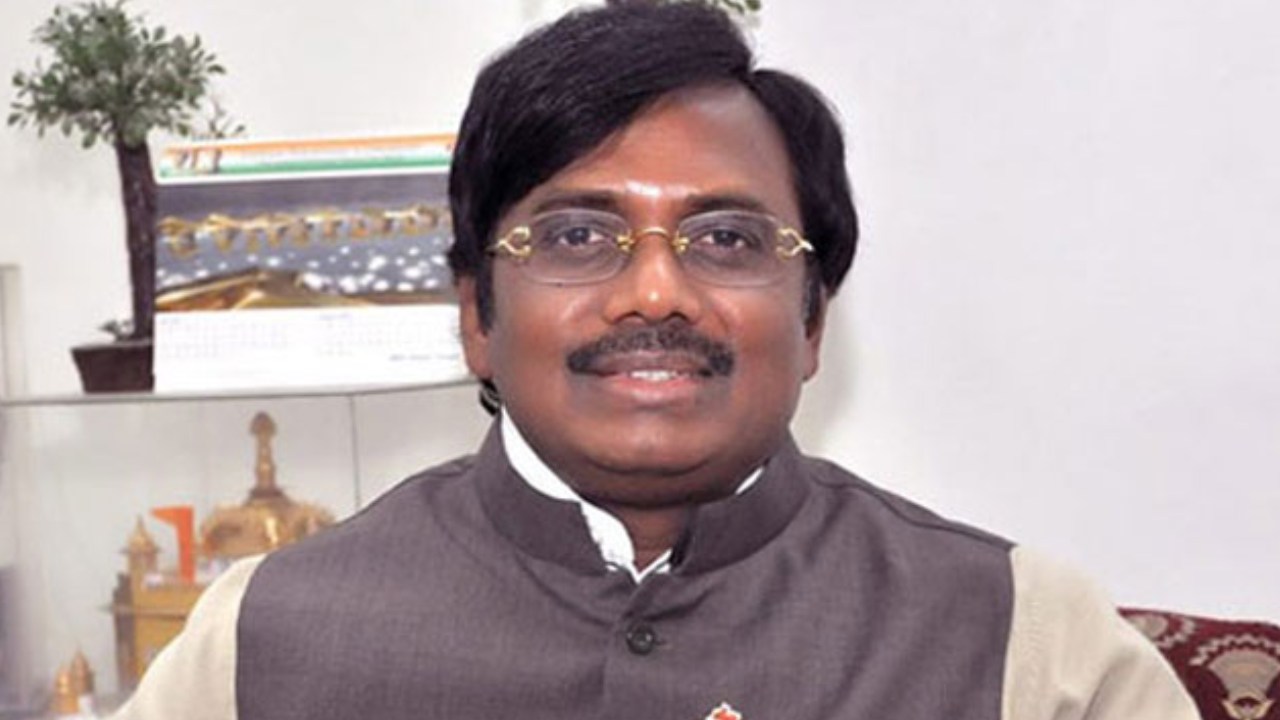 Vivek Venkataswamy : కేసీఆర్ అమిత్ షాకు ఫోన్ చేసి ఐటీ, ఈడీ రెయిడ్స్ చేయించాడు : వివేక్ వెంకటస్వామి Vivek Venkataswamy : కేసీఆర్ అమిత్ షాకు ఫోన్ చేసి ఐటీ, ఈడీ రెయిడ్స్ చేయించాడు : వివేక్ వెంకటస్వామి