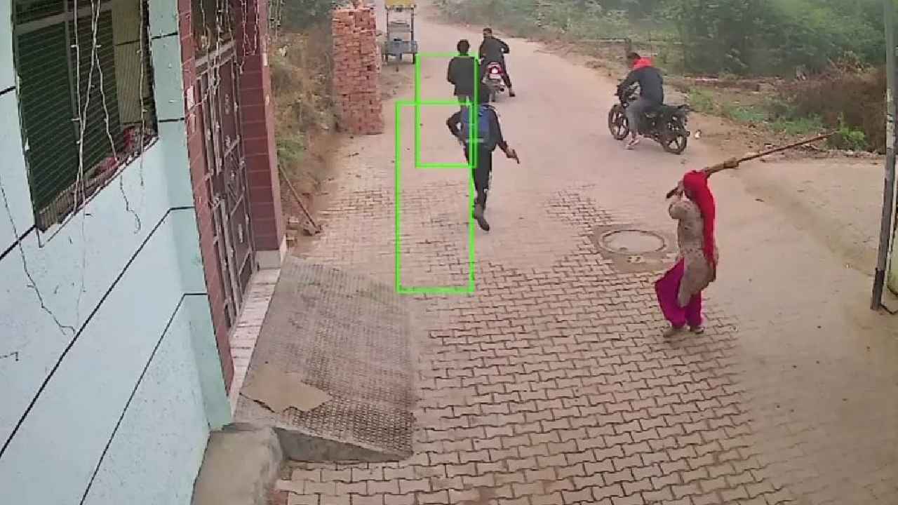 Viral Video : నీ గుండె ధైర్యానికి హ్యాట్సాఫ్.. తుపాకులతో కాల్పులకు దిగిన రౌడీలను చీపురు కర్రతో తరిమికొట్టిన మహిళ, వీడియో వైరల్ Viral Video : నీ గుండె ధైర్యానికి హ్యాట్సాఫ్.. తుపాకులతో కాల్పులకు దిగిన రౌడీలను చీపురు కర్రతో తరిమికొట్టిన మహిళ, వీడియో వైరల్