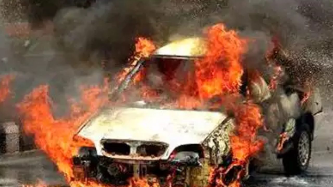 Fire Broke Out : డబ్బులు అక్రమంగా తరలిస్తున్న కారులో అగ్నిప్రమాదం Fire Broke Out : డబ్బులు అక్రమంగా తరలిస్తున్న కారులో అగ్నిప్రమాదం