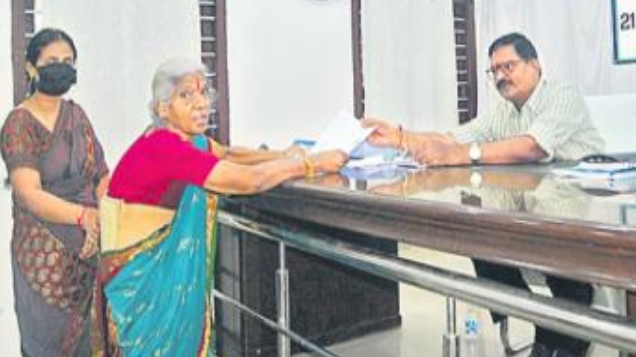 Assembly Election 2023: కొడుకుపై కోపంతో నామినేషన్ వేసిన 82 ఏళ్ల వృద్ధురాలు Assembly Election 2023: కొడుకుపై కోపంతో నామినేషన్ వేసిన 82 ఏళ్ల వృద్ధురాలు