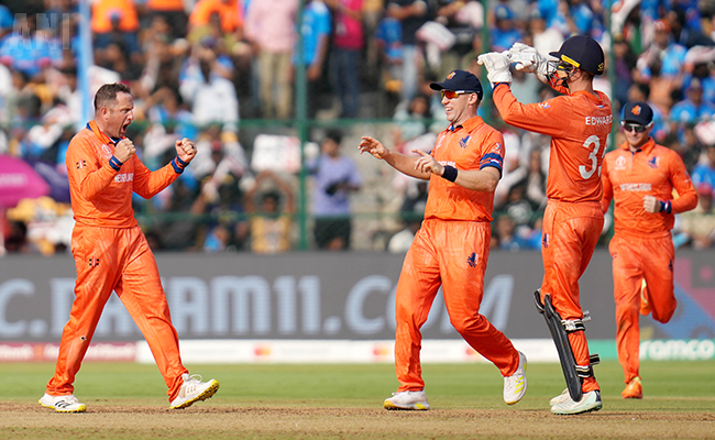 Roelof van der Merwe picked up Virat Kohli's wicket