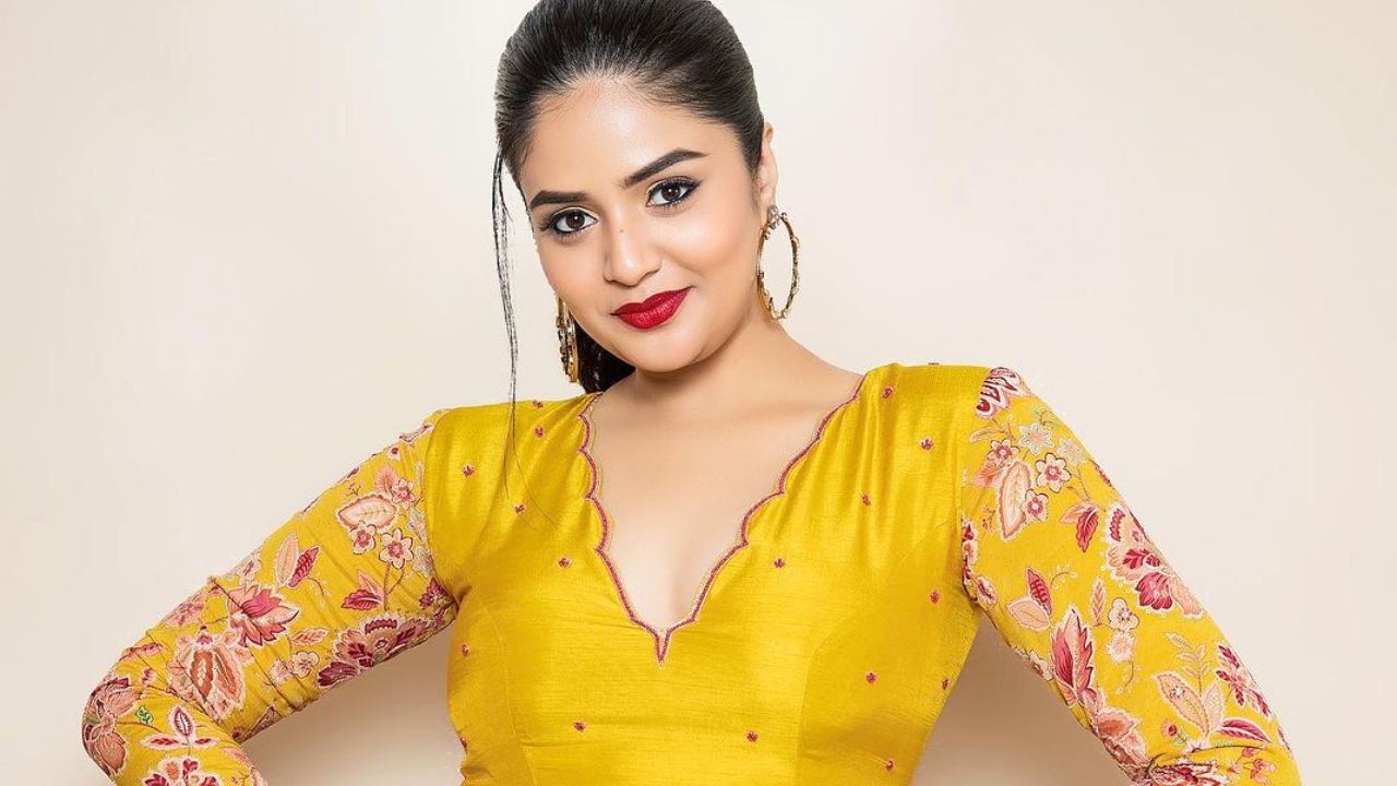 Sreemukhi : ఒకప్పుడు ఒకే గదిలో బతికేవాళ్ళం.. ఇవాళ ఇంత పెద్దింట్లో దీపావళి.. శ్రీముఖి స్పెషల్ వీడియో Sreemukhi : ఒకప్పుడు ఒకే గదిలో బతికేవాళ్ళం.. ఇవాళ ఇంత పెద్దింట్లో దీపావళి.. శ్రీముఖి స్పెషల్ వీడియో