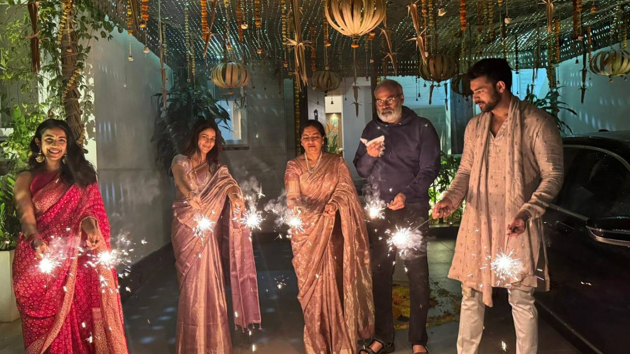 Varun Lavanya : పెళ్లి తర్వాత వరుణ్ లావణ్య ఫస్ట్ దీపావళి.. అత్తారింట్లో లావణ్య ఎలా సెలబ్రేట్ చేసుకుందో చూడండి.. Varun Lavanya : పెళ్లి తర్వాత వరుణ్ లావణ్య ఫస్ట్ దీపావళి.. అత్తారింట్లో లావణ్య ఎలా సెలబ్రేట్ చేసుకుందో చూడండి..