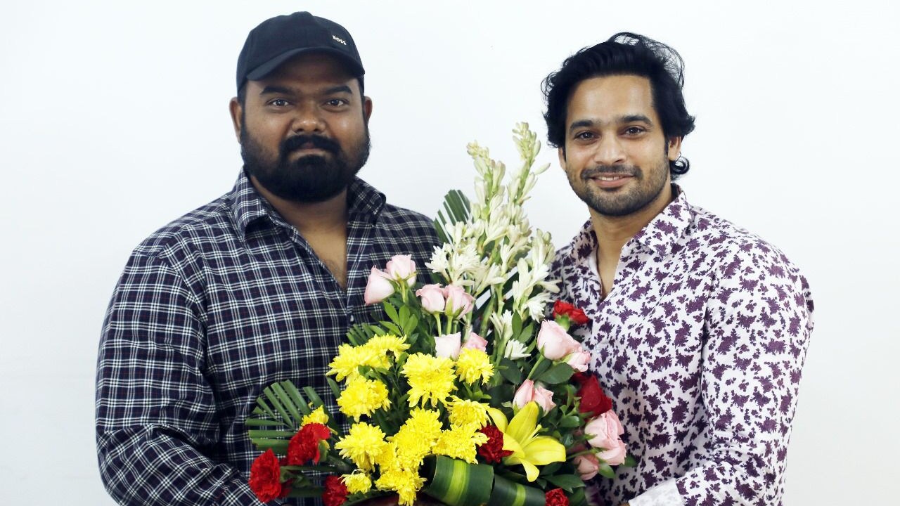 Zamana : దీపావళి నాడు ‘జమాన’ టైటిల్ ప్రోమో రిలీజ్.. హిట్ దర్శకుడు వెంకీ కుడుముల చేతుల మీదుగా.. Zamana : దీపావళి నాడు ‘జమాన’ టైటిల్ ప్రోమో రిలీజ్.. హిట్ దర్శకుడు వెంకీ కుడుముల చేతుల మీదుగా..