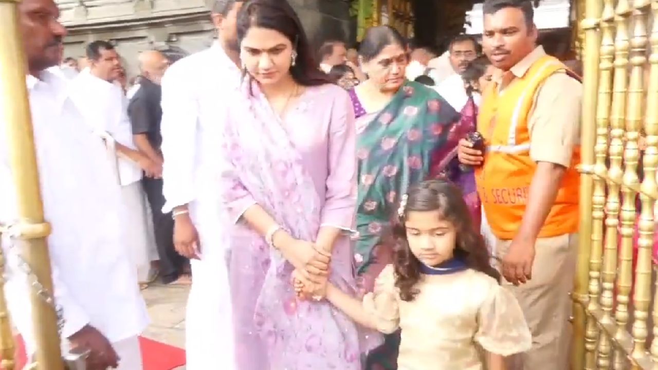 Allu Arha : తిరుమలలో అల్లు ఫ్యామిలీ.. అర్హ క్యూట్ వీడియో వైరల్.. Allu Arha : తిరుమలలో అల్లు ఫ్యామిలీ.. అర్హ క్యూట్ వీడియో వైరల్..