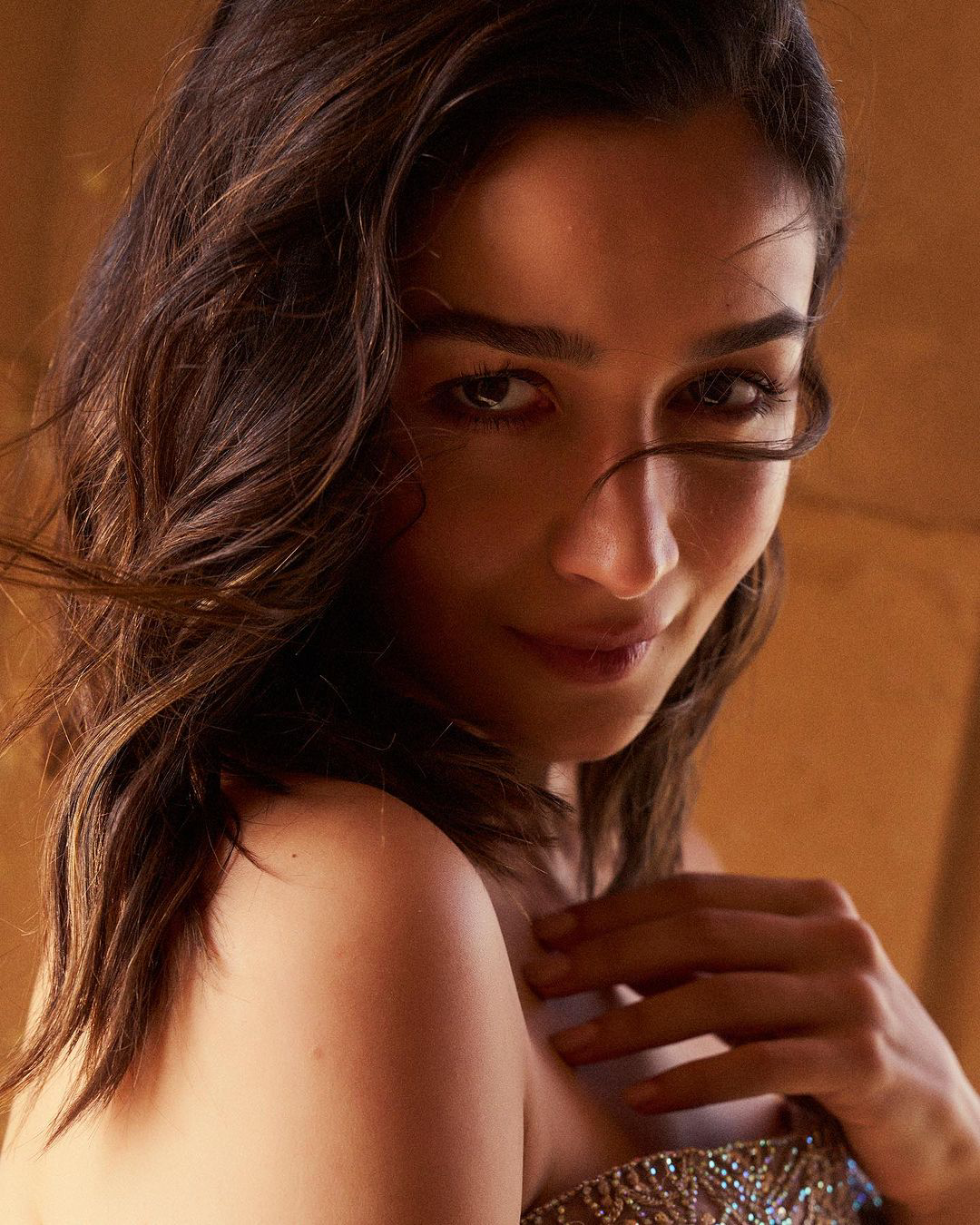 Bollywood Actress Alia Bhatt mesmerizing look photos