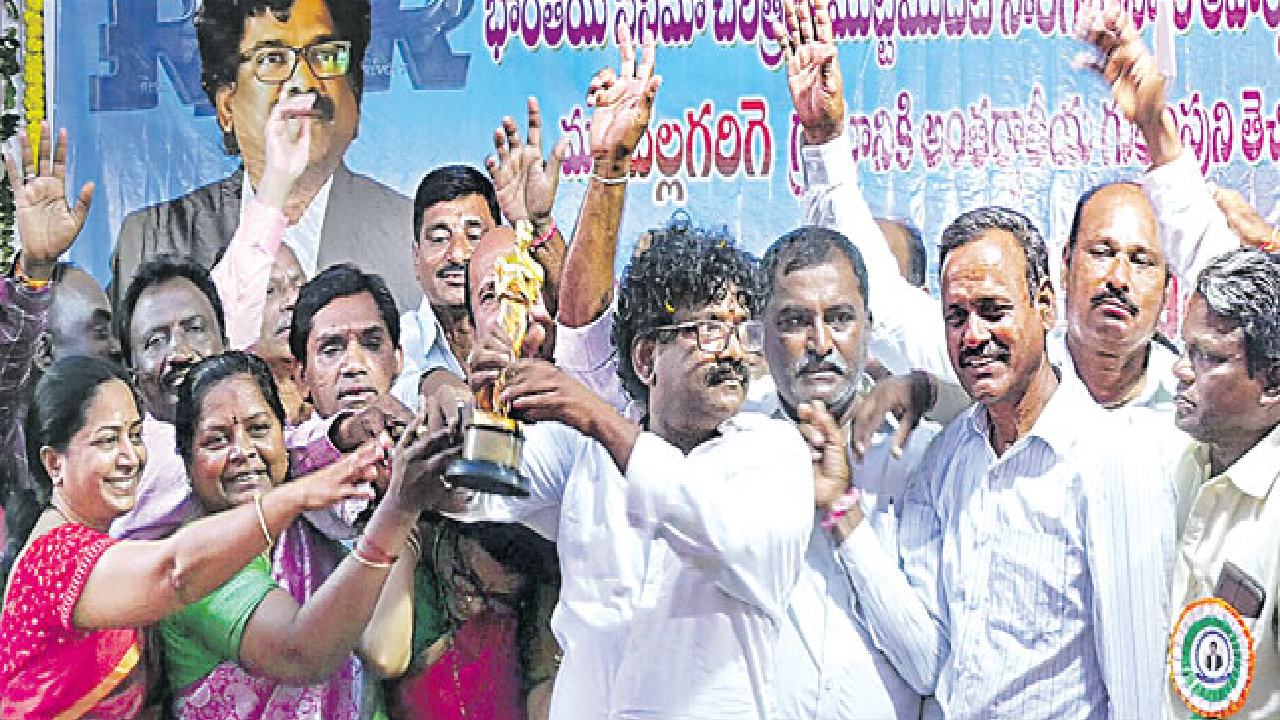 Chandrabose : కేన్స్ ఫెస్టివల్కి చంద్రబోస్ ‘ఆస్కార్ చల్లగరిగ’.. నాటు నాటు ప్రయాణంతో.. Chandrabose : కేన్స్ ఫెస్టివల్కి చంద్రబోస్ ‘ఆస్కార్ చల్లగరిగ’.. నాటు నాటు ప్రయాణంతో..