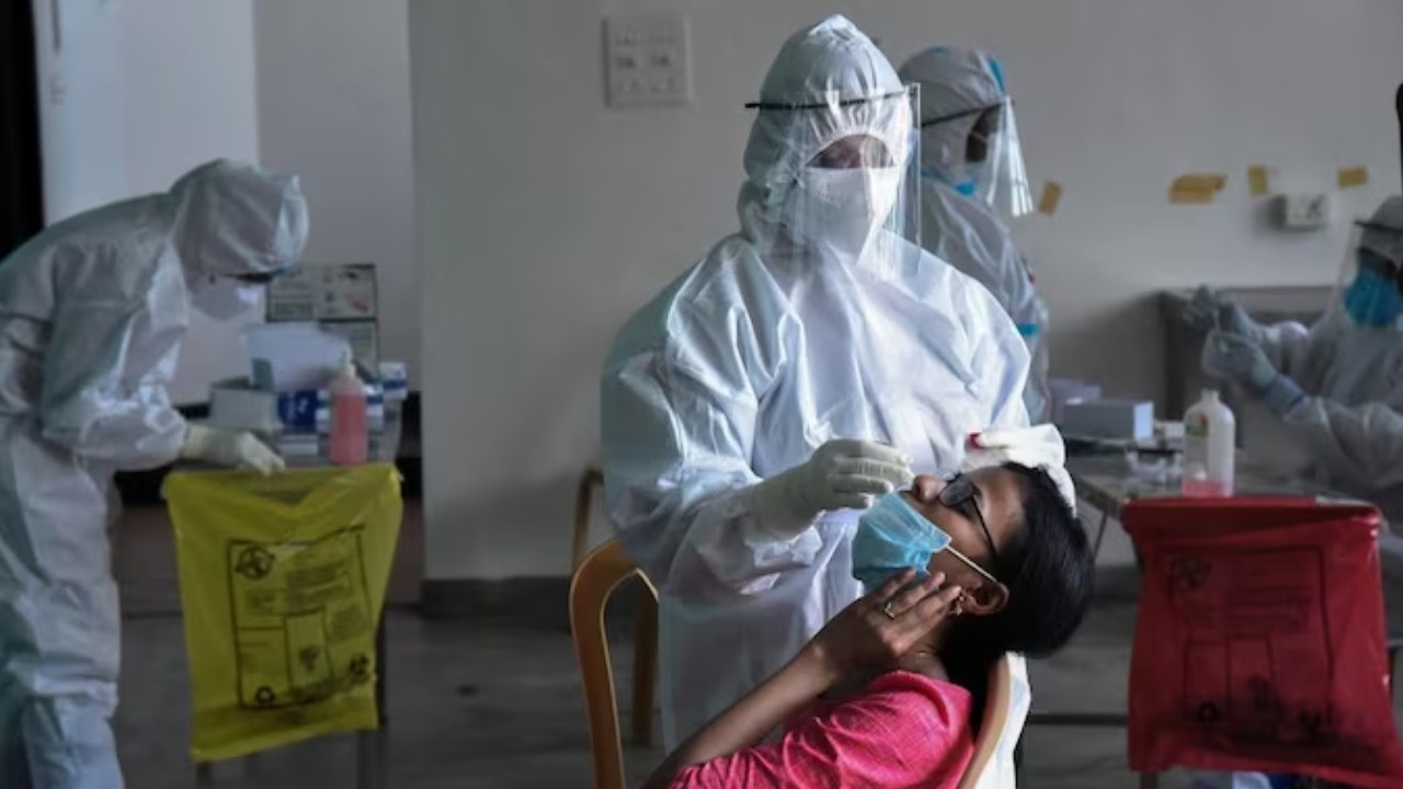 Covid Cases in India: దేశంలో పెరుగుతున్న కరోనా కేసులు.. ముగ్గురు మృతి Covid Cases in India: దేశంలో పెరుగుతున్న కరోనా కేసులు.. ముగ్గురు మృతి