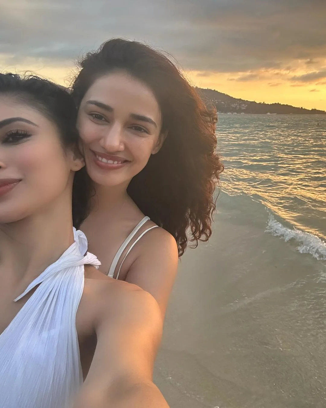 Disha Patani Mouni Roy enjoying in Thailand vacation photos