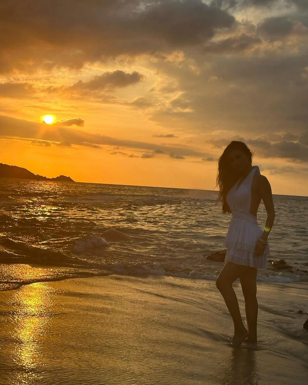 Disha Patani Mouni Roy enjoying in Thailand vacation photos