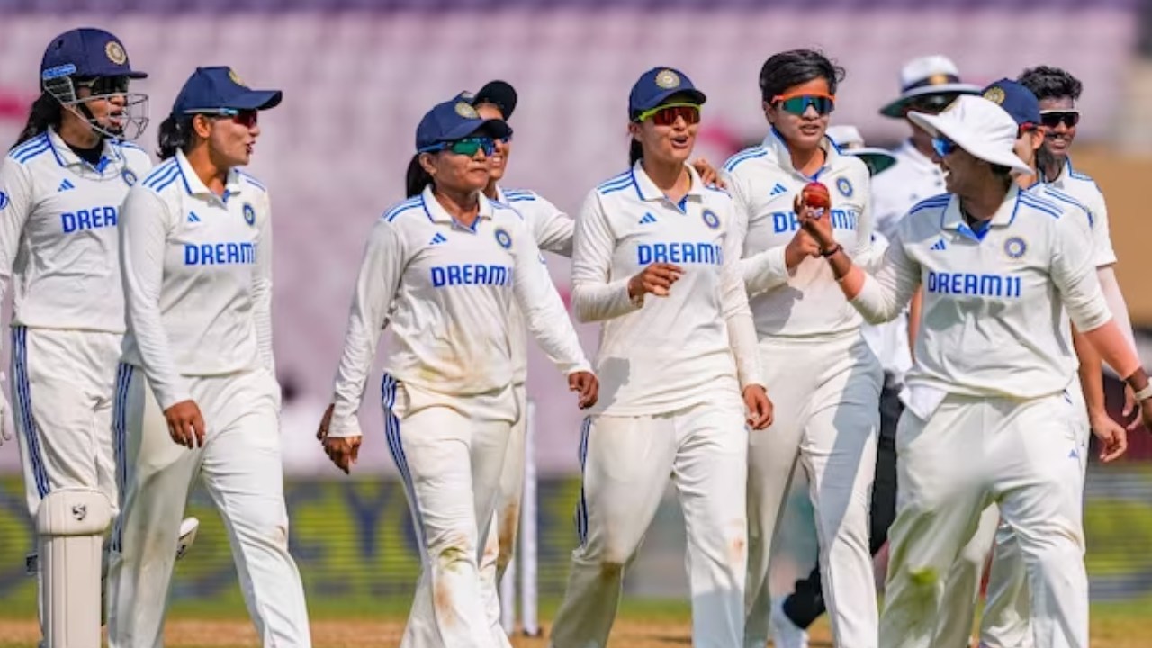 ENG vs IND : ఇంగ్లండ్ను ఓడించిన భారత్ .. మహిళల టెస్టు క్రికెట్ చరిత్రలో అతిపెద్ద విజయం నమోదు ENG vs IND : ఇంగ్లండ్ను ఓడించిన భారత్ .. మహిళల టెస్టు క్రికెట్ చరిత్రలో అతిపెద్ద విజయం నమోదు