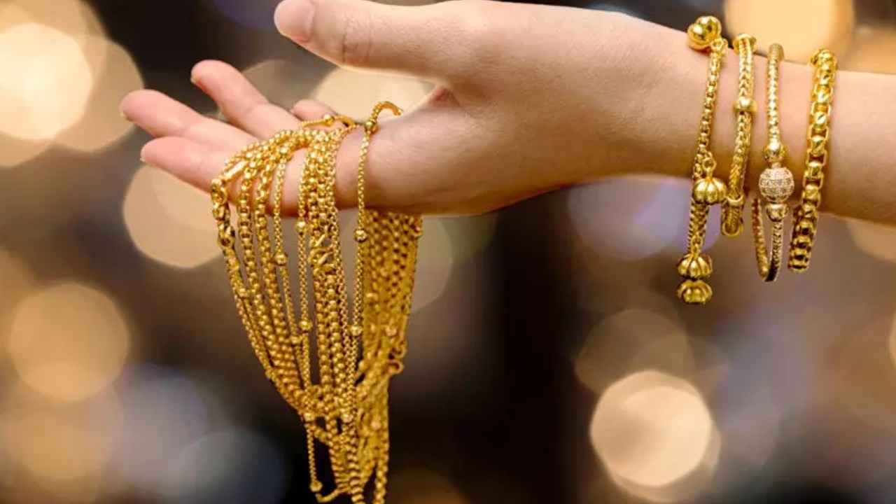 Gold Price Today : మళ్లీ భారీగా పెరిగిన గోల్డ్ ధర.. తెలుగు రాష్ట్రాల్లో తులం బంగారం ధర ఎంతో తెలుసా? Gold Price Today : మళ్లీ భారీగా పెరిగిన గోల్డ్ ధర.. తెలుగు రాష్ట్రాల్లో తులం బంగారం ధర ఎంతో తెలుసా?