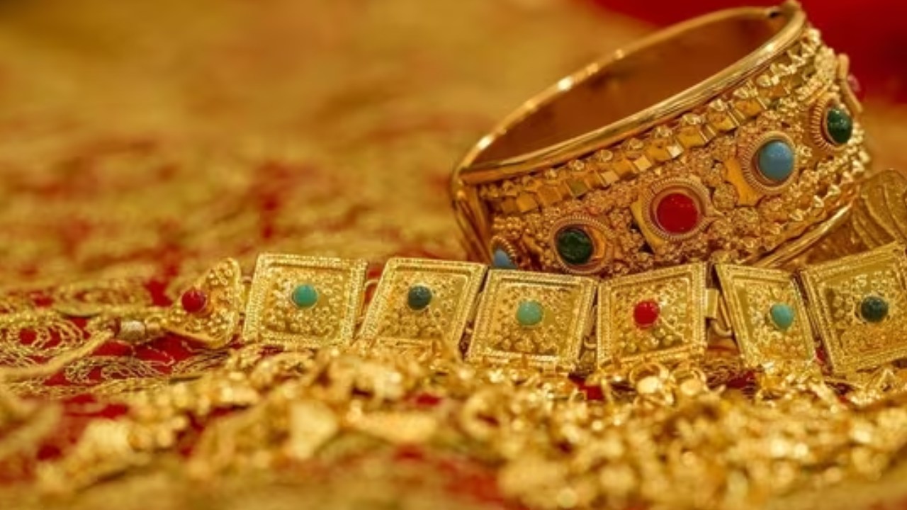 Gold Price Today : స్థిరంగా కొనసాగుతున్న బంగారం ధర.. తెలుగు రాష్ట్రాల్లో తులం గోల్డ్ రేటు ఎంతో తెలుసా? Gold Price Today : స్థిరంగా కొనసాగుతున్న బంగారం ధర.. తెలుగు రాష్ట్రాల్లో తులం గోల్డ్ రేటు ఎంతో తెలుసా?
