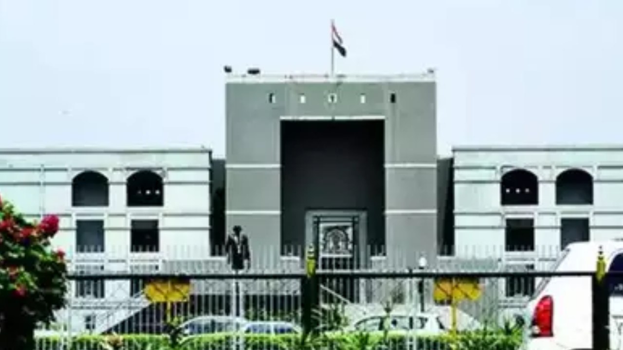 Gujarat : కారుతో ఢీకొట్టి 9 మంది ప్రాణాలు తీసిన విద్యార్థి.. బెయిల్ పిటిషన్ కొట్టివేసిన గుజరాత్ హైకోర్టు Gujarat : కారుతో ఢీకొట్టి 9 మంది ప్రాణాలు తీసిన విద్యార్థి.. బెయిల్ పిటిషన్ కొట్టివేసిన గుజరాత్ హైకోర్టు