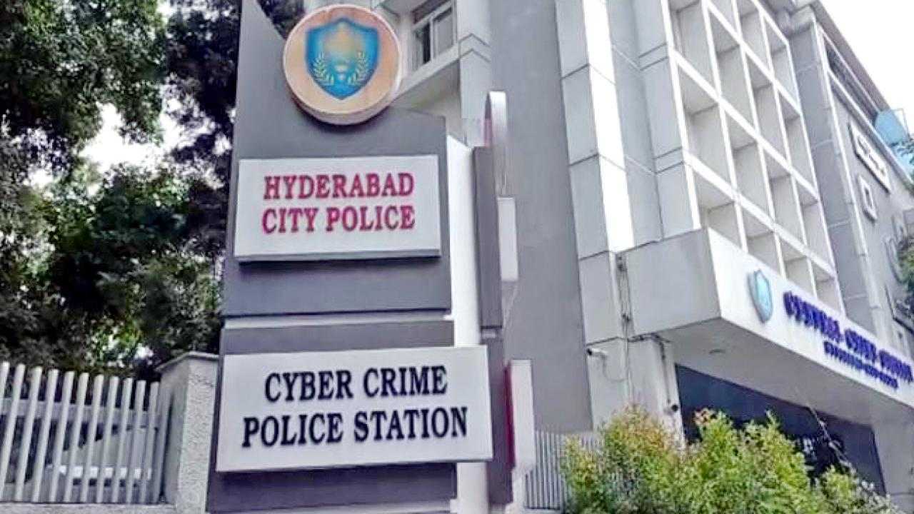 Young Man Arrest : నగ్న ఫొటోలతో మార్ఫింగ్… డబ్బులు ఇవ్వాలని మహిళలకు బెదిరింపులు Young Man Arrest : నగ్న ఫొటోలతో మార్ఫింగ్… డబ్బులు ఇవ్వాలని మహిళలకు బెదిరింపులు