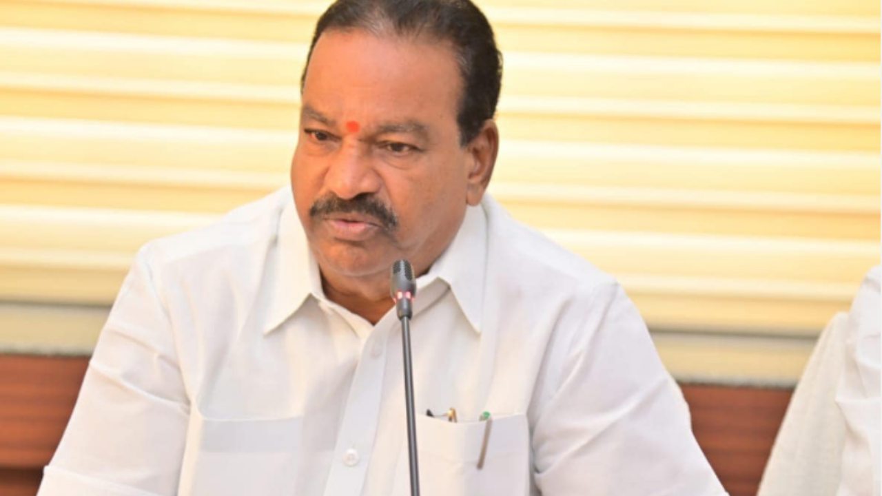 Kalvakuntla Vidyasagar Rao : ఆస్పత్రిలో చేరిన కల్వకుంట్ల విద్యాసాగర్ రావు.. గుండెకు స్టంట్ వేసిన డాక్టర్లు Kalvakuntla Vidyasagar Rao : ఆస్పత్రిలో చేరిన కల్వకుంట్ల విద్యాసాగర్ రావు.. గుండెకు స్టంట్ వేసిన డాక్టర్లు