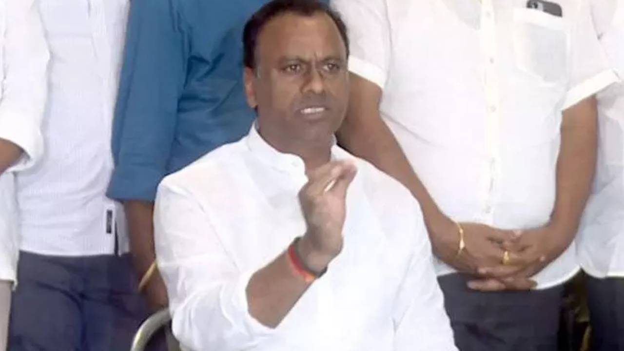 Komatireddy Rajagopal Reddy : బెల్ట్ షాపులు మూసివేయాలి.. ఇది మునుగోడు నుంచే మొదలవ్వాలి : కోమటిరెడ్డి రాజగోపాల్ రెడ్డి Komatireddy Rajagopal Reddy : బెల్ట్ షాపులు మూసివేయాలి.. ఇది మునుగోడు నుంచే మొదలవ్వాలి : కోమటిరెడ్డి రాజగోపాల్ రెడ్డి